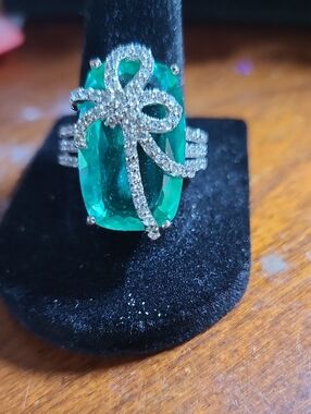 Sterling Silver Emerald Green Crystal Statement Ring with Bow Accent
